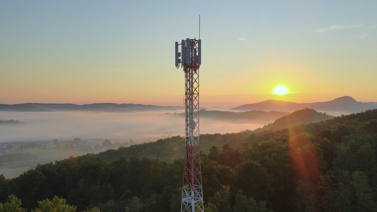 Torre de telefonía móvil al amanecer.